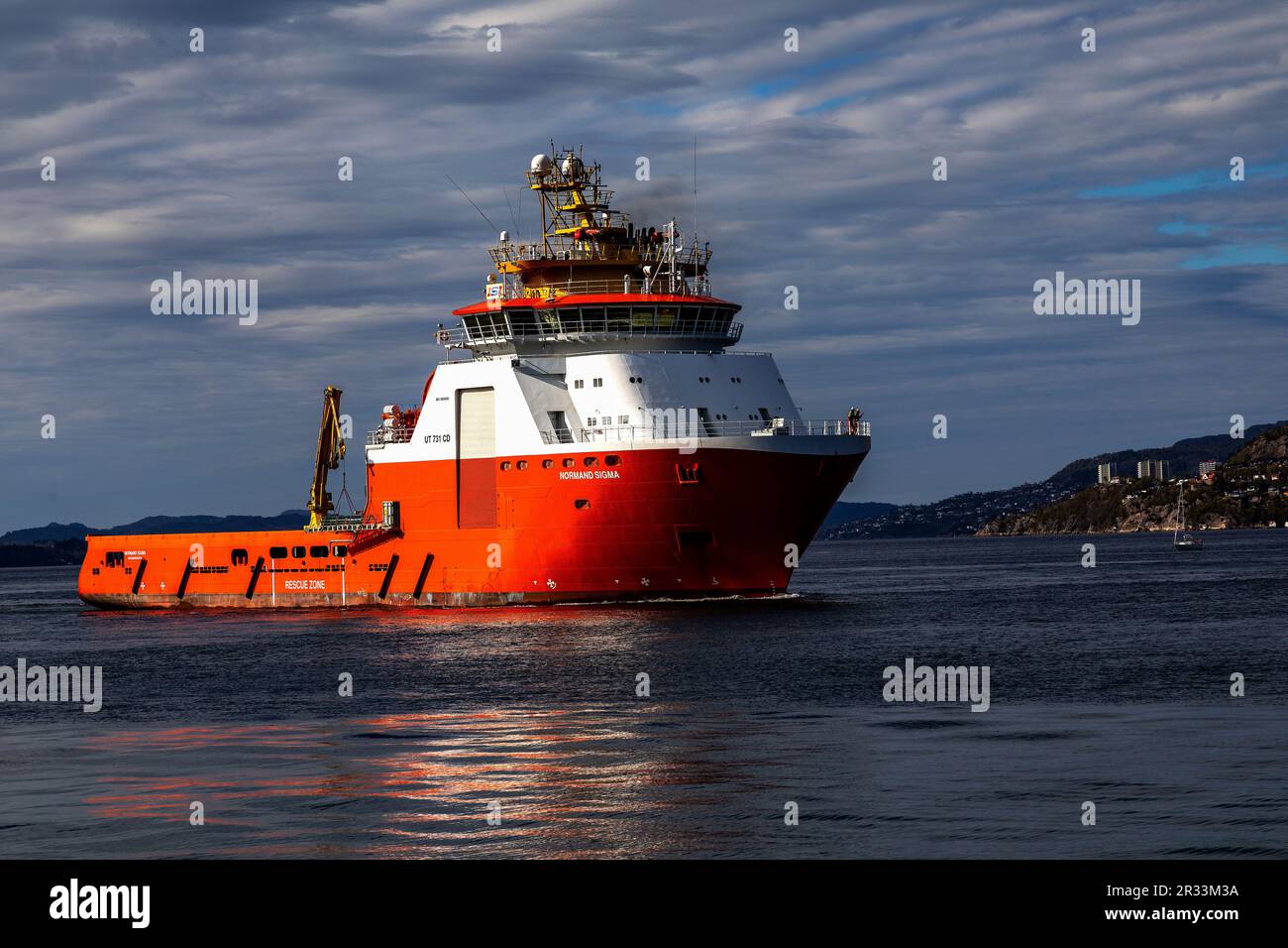 Offshore-Versorgungs-AHTS-Schiff Normand Sigma, das in Byfjorden, Hafen Bergen, Norwegen ankommt Stockfoto