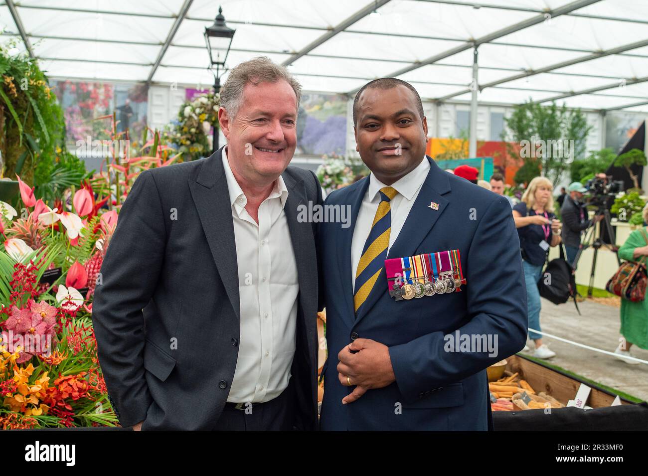 Chelsea, London, Großbritannien. 22. Mai 2023. TV Personality Piers Morgan (M) und Victoria Cross Inhaber Johnson Beharry, VC, COG beim RHS Chelsea Flower Show Press Day. Kredit: Maureen McLean/Alamy Live News Stockfoto