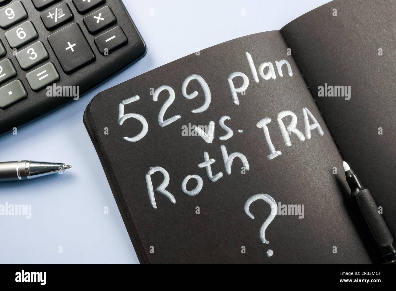 Öffnen Sie den Notizblock mit dem Schild 529 Plan vs Roth IRA. Stockfoto Öffnen Sie den Notizblock mit dem Schild 529 Plan vs Roth IRA. Stockfoto