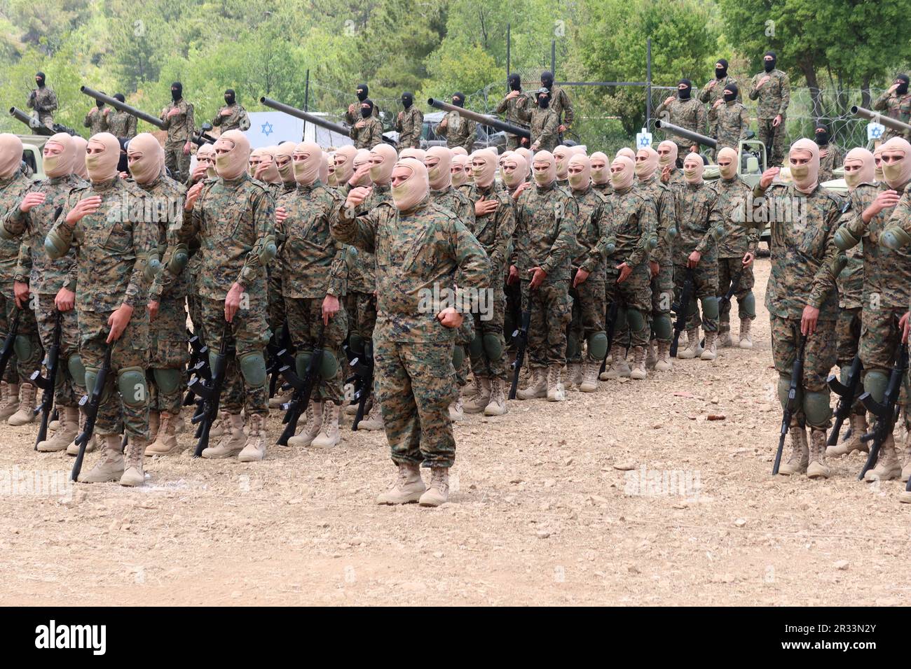 Die Hisbollah veranstaltet am 21 2023. Mai militärische Übungen in Aramta, Südlibanon. Anlässlich des Jahrestages des israelischen Rückzugs aus dem Südlibanon am 25 2000. Mai wurde die internationale Presse eingeladen, an Simulationen von Angriffen auf israelische Außenposten teilzunehmen. Es wurden Drohnenoffensive, Paraden von Kämpfern und gepanzerten Fahrzeugen, Raketen, Mörserwaffen und Flugabwehrwaffen ausgestellt. Am Ende der Show warnte der Leiter des Hisbollah-Exekutivrates Sayyed Hashem Safieddine Israel vor den Folgen jedes "aggressiven Handelns" gegen den Libanon. (Foto: Elisa Gestri/Sipa USA) Stockfoto