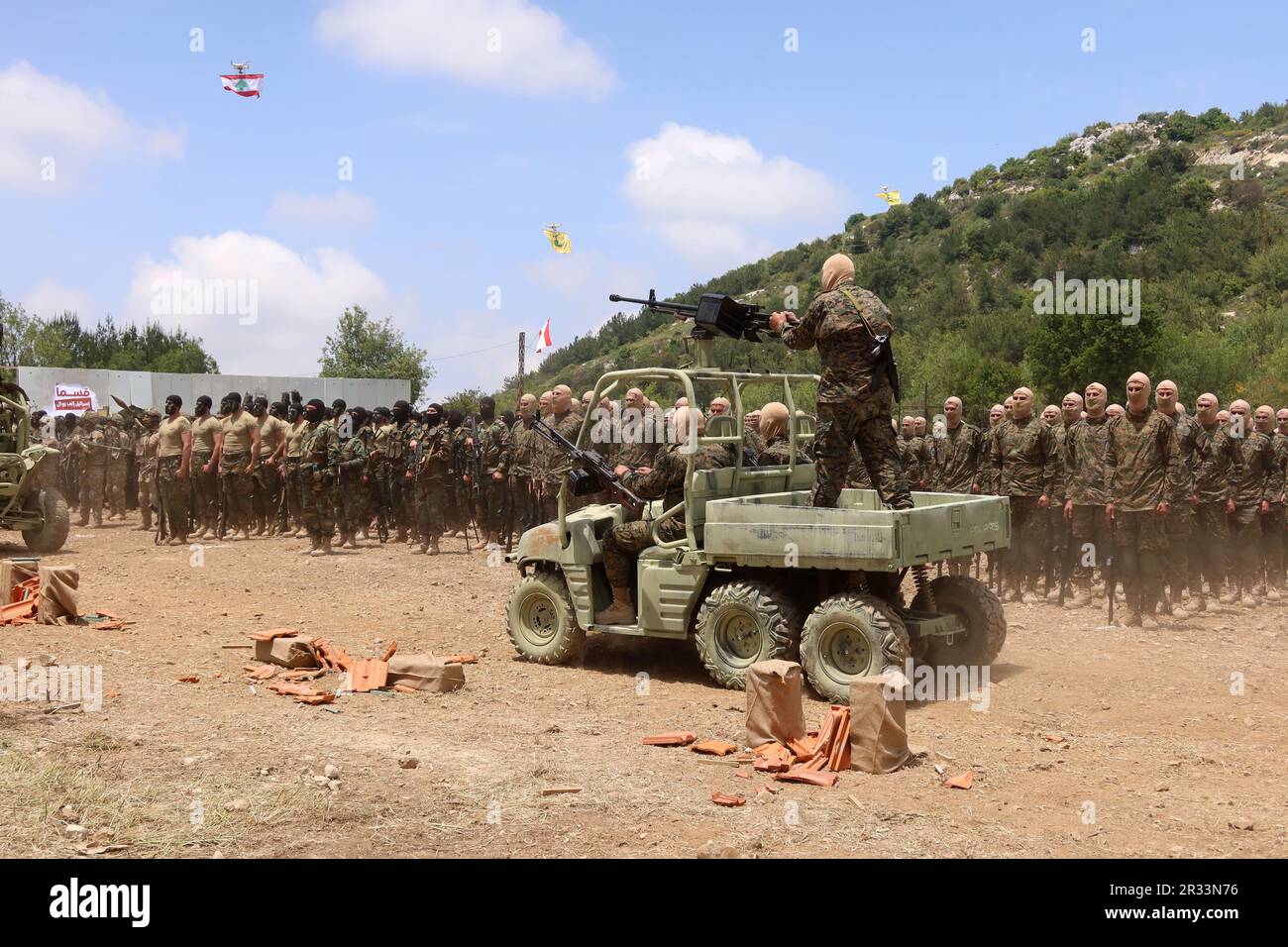 Die Hisbollah veranstaltet am 21 2023. Mai militärische Übungen in Aramta, Südlibanon. Anlässlich des Jahrestages des israelischen Rückzugs aus dem Südlibanon am 25 2000. Mai wurde die internationale Presse eingeladen, an Simulationen von Angriffen auf israelische Außenposten teilzunehmen. Es wurden Drohnenoffensive, Paraden von Kämpfern und gepanzerten Fahrzeugen, Raketen, Mörserwaffen und Flugabwehrwaffen ausgestellt. Am Ende der Show warnte der Leiter des Hisbollah-Exekutivrates Sayyed Hashem Safieddine Israel vor den Folgen jedes "aggressiven Handelns" gegen den Libanon. (Foto: Elisa Gestri/Sipa USA) Stockfoto