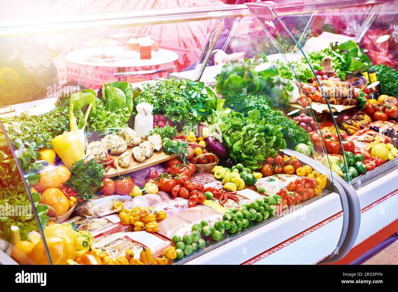 Gemüse und Fleischprodukte auf dem Ladentisch Stockfoto