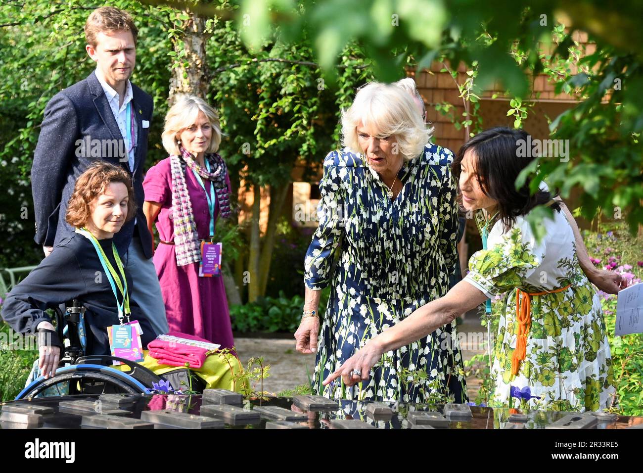 Königin Camilla (zweite rechts) blickt auf Horatio's Garden während eines Besuchs der RHS Chelsea Flower, im Royal Hospital Chelsea, London. Foto: Montag, 22. Mai 2023. Stockfoto