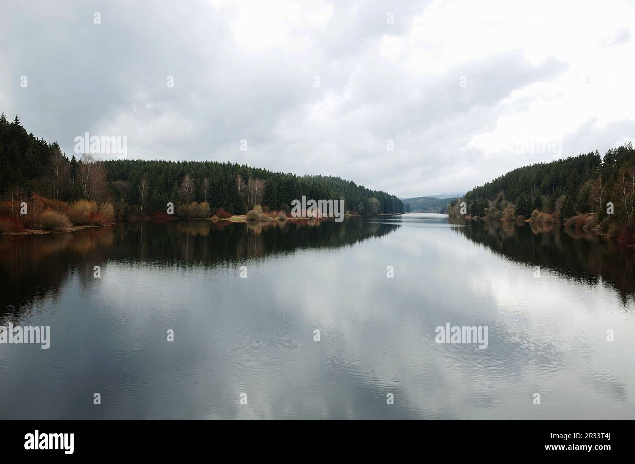 Himmelsspiegel in einem See in den Harz Bergen Stockfoto