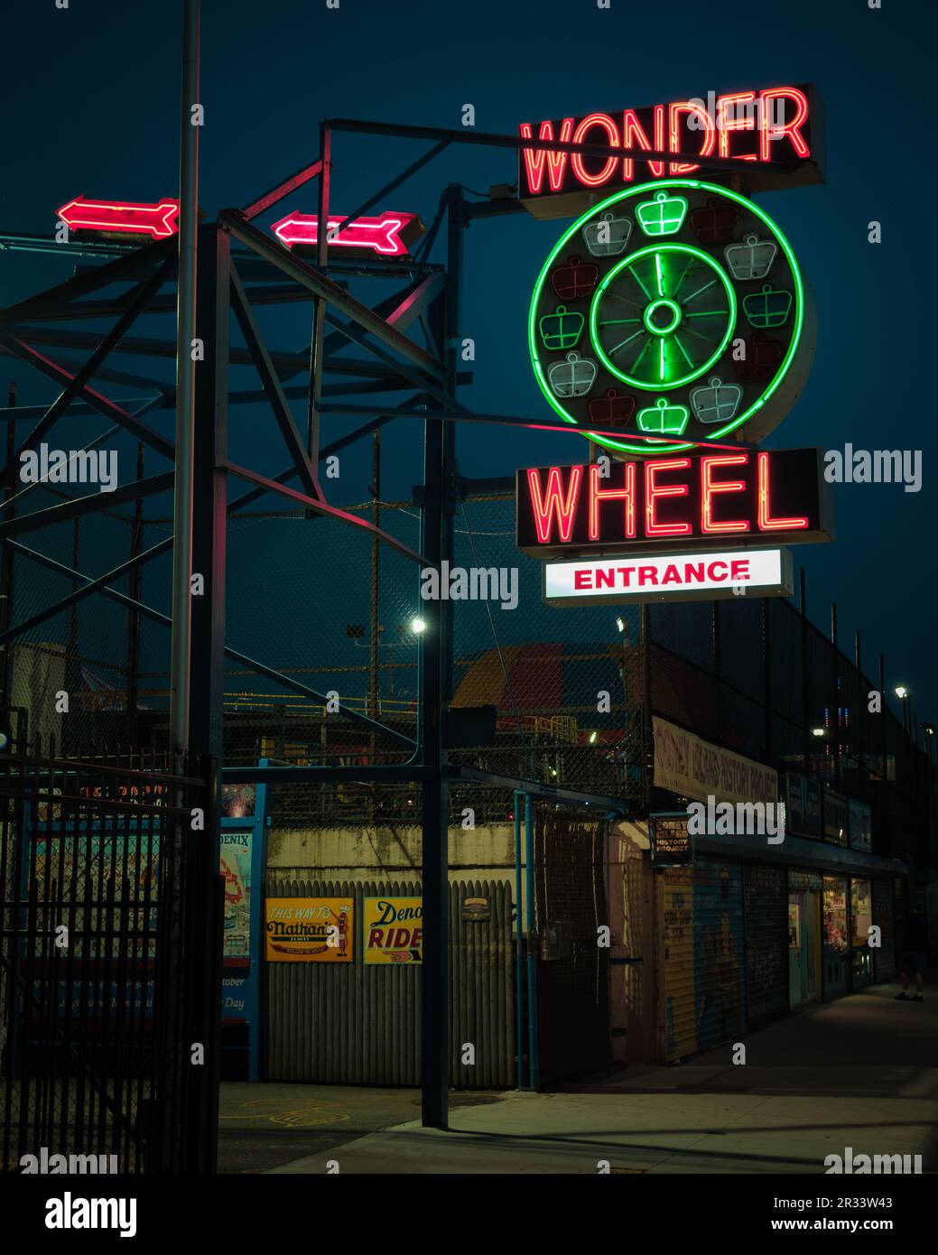 Wonder Wheel Neonschild bei Nacht in Coney Island, Brooklyn, New York Stockfoto