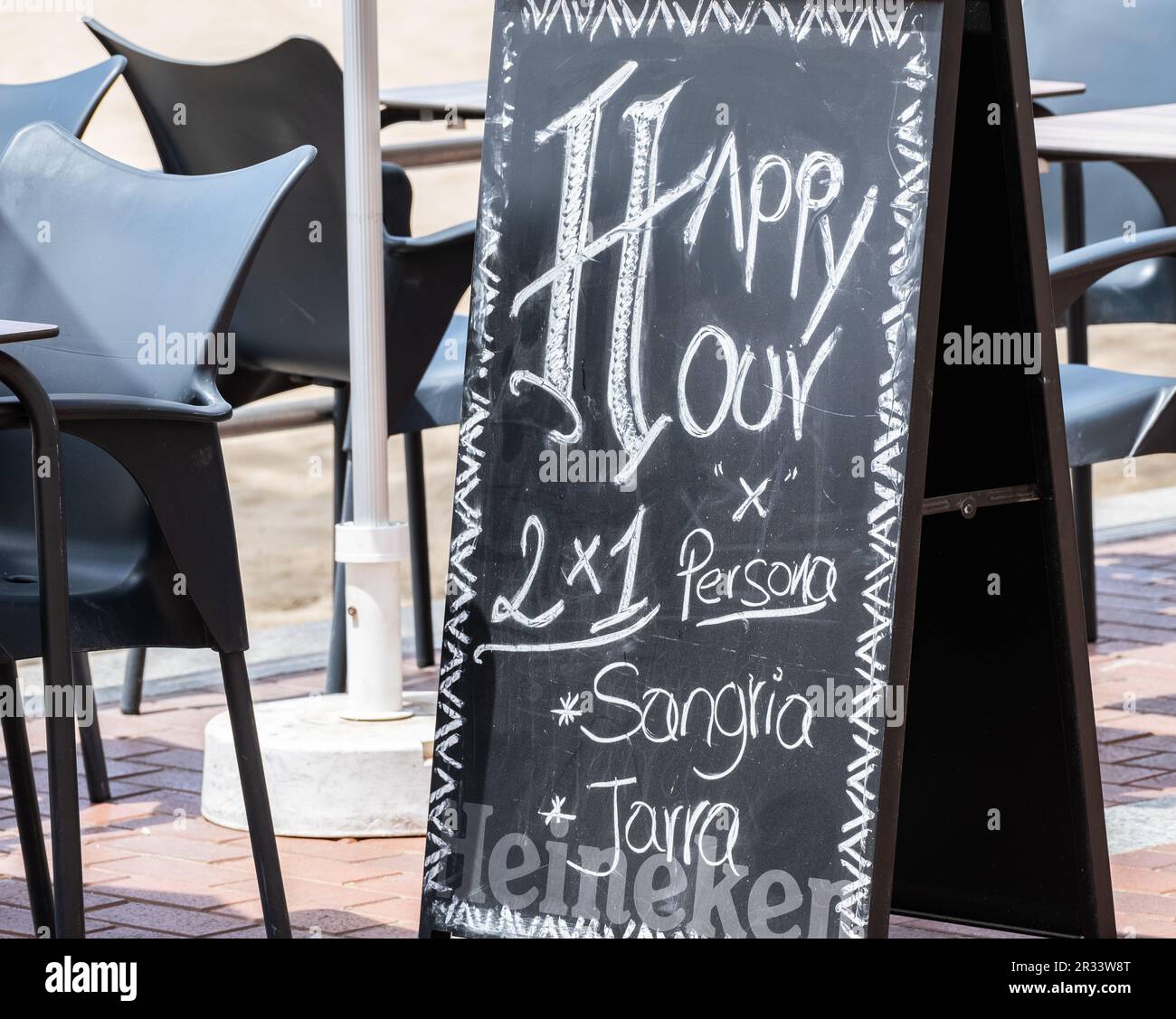Happy Hour-Schild vor der Bar in Spanien Stockfoto