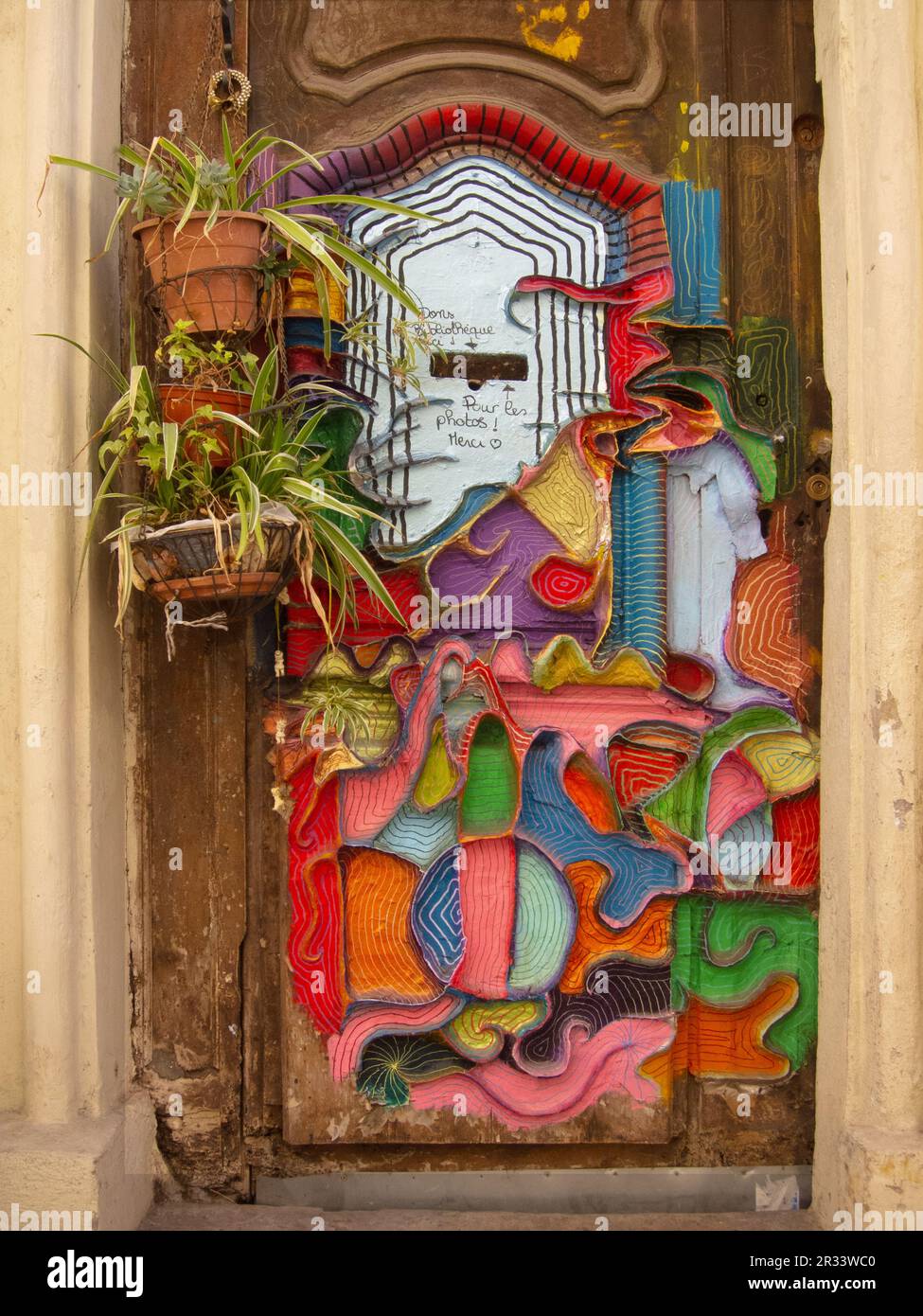 Graffiti/Kunst vor der Haustür im Panier-Viertel von Marseille. Stockfoto