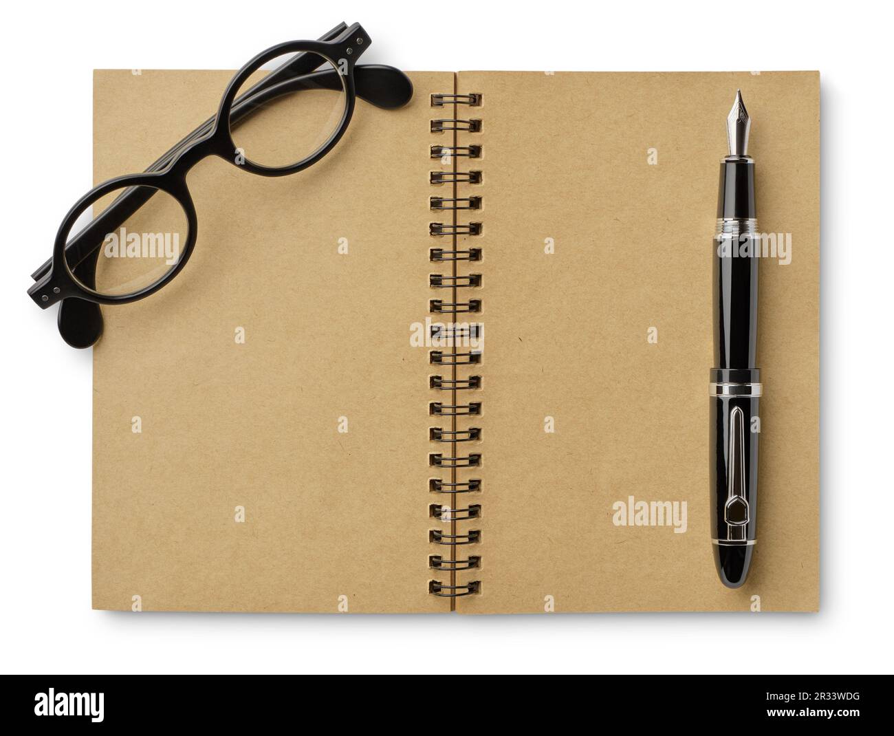 Notebook, Füllfederhalter und Brille im Retro-Stil, isoliert auf weißem Hintergrund Stockfoto
