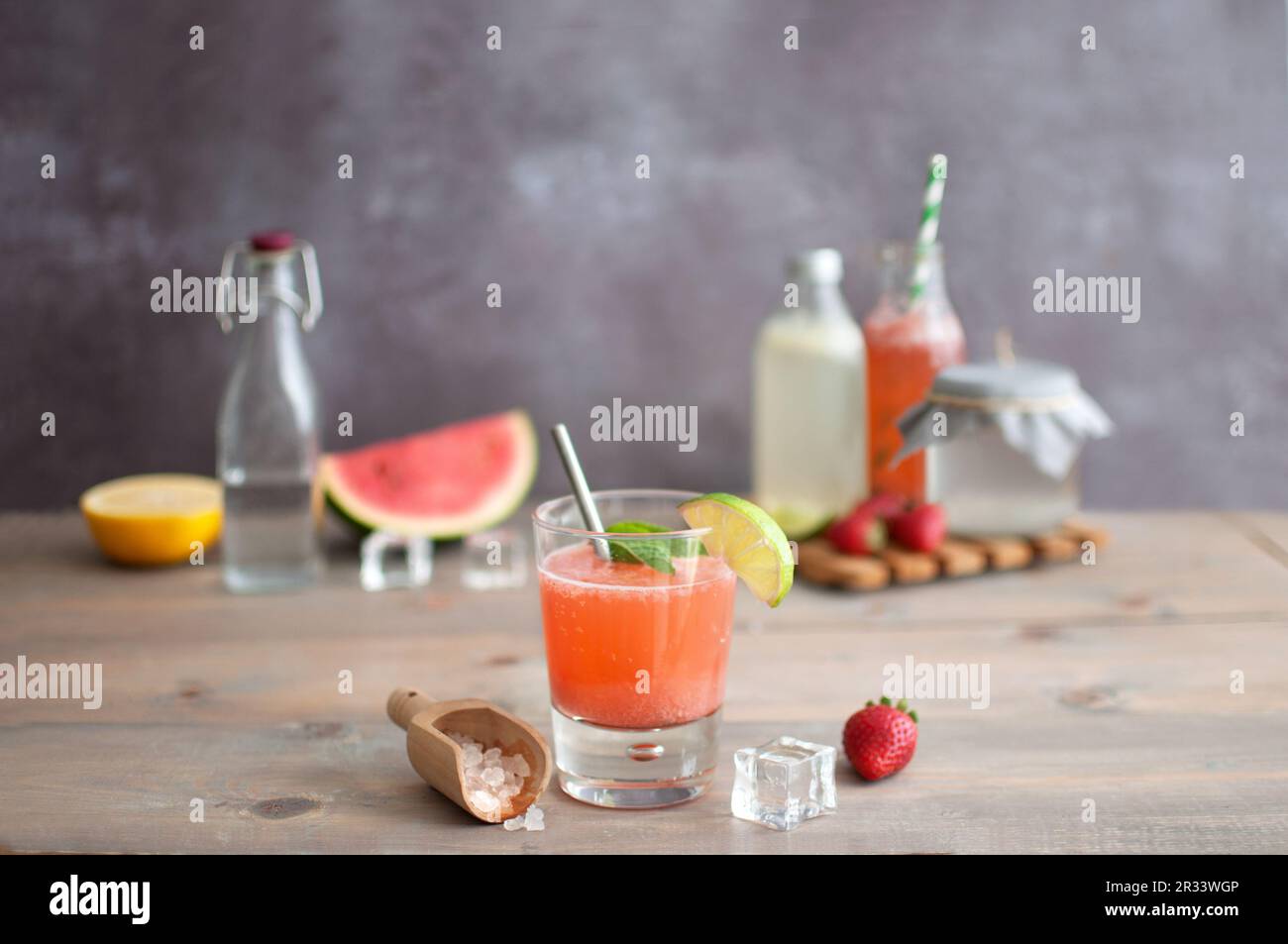 Probiotisches Wasser-Kefir-Cocktailgetränk mit Beerengeschmack Stockfoto