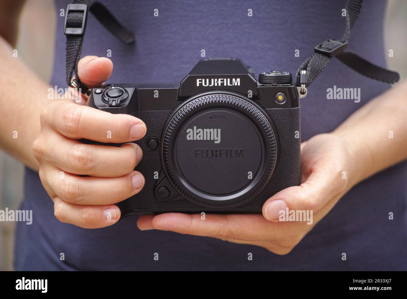 Tambov, Russische Föderation - 21. Mai 2023 Eine Frau, die eine Fujifilm GFX 100s-Kamera in der Hand hält. Schließen. Stockfoto