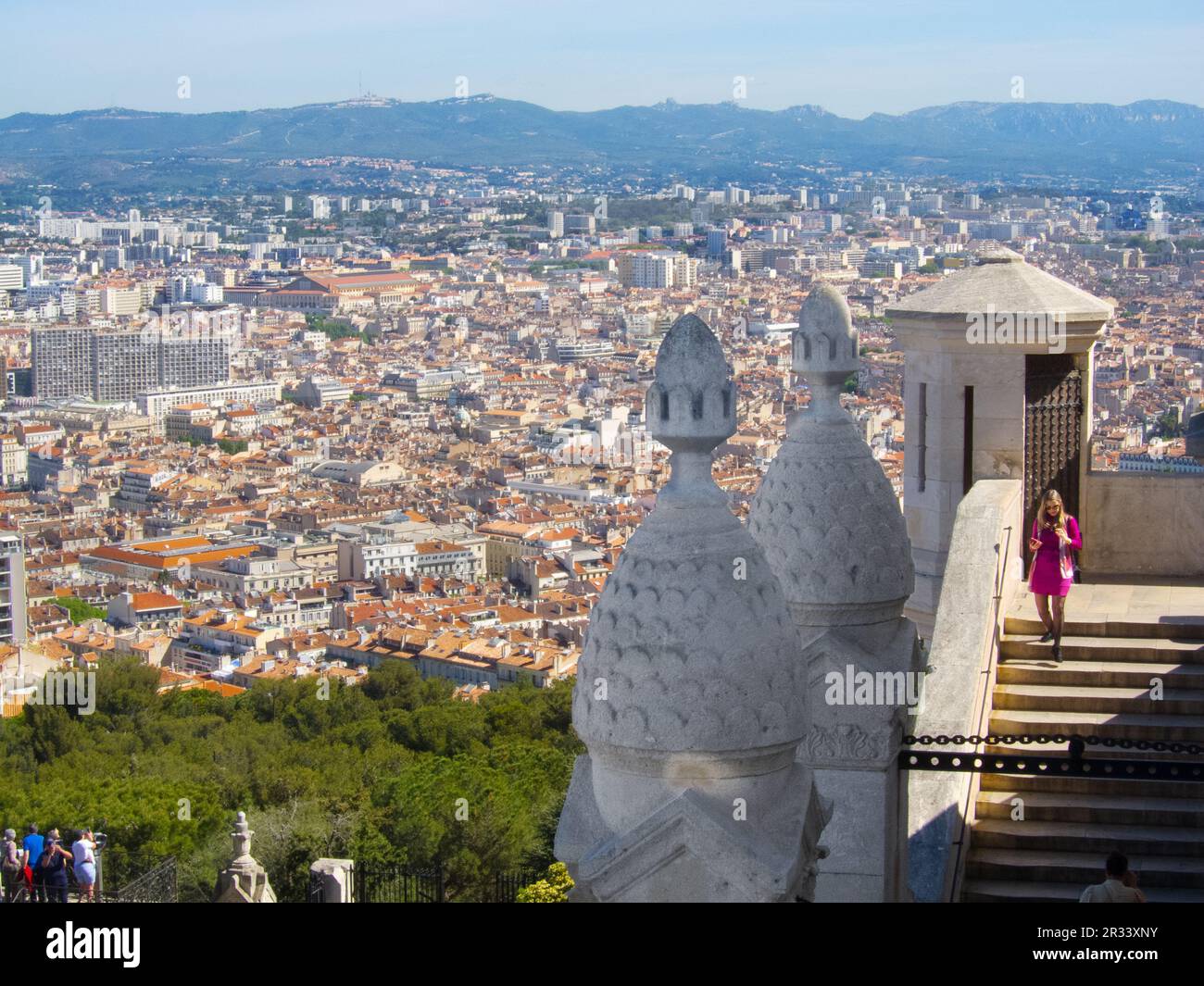 Blick von der Spitze der Notre Dame de la Garde auf die Stadt Marseille, Frankreich. Stockfoto