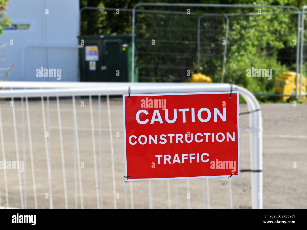 Warnschild für Fußgänger auf Baustellenverkehr. Keine Menschen. Stockfoto