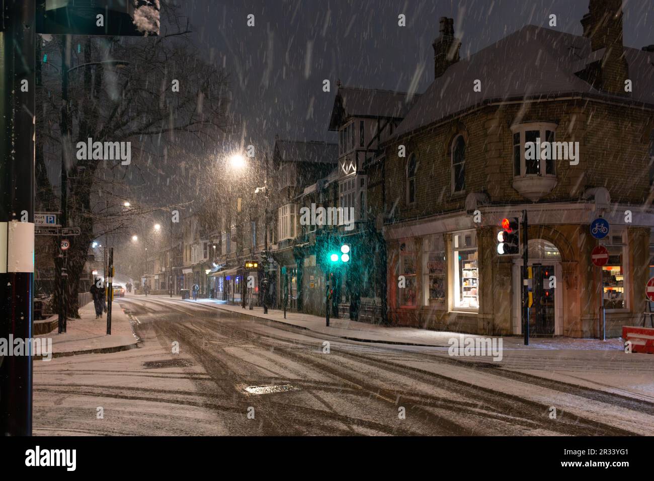 Eine verschneite Winternacht auf der Mill Road, Cambridge, Großbritannien Stockfoto