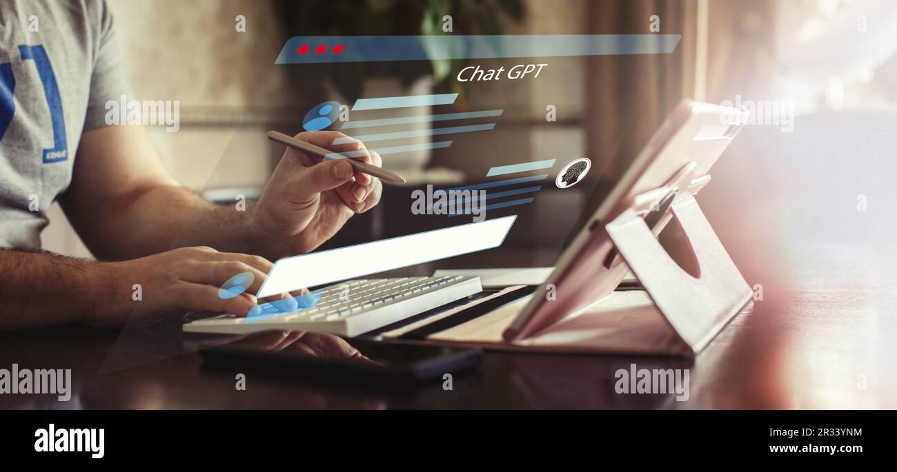 Mann, der ein Tablet verwendet, um mit der künstlichen Intelligenz-Roboteranwendung GPT Chat zu chatten Stockfoto