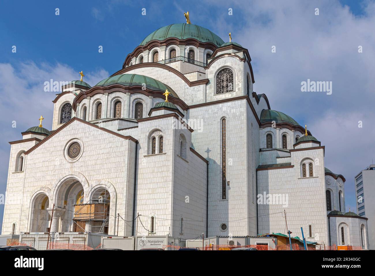 Belgrad, Serbien - 14. Februar 2021: Weiße Marmorsteinkirche Saint Sava in Vracar in der Hauptstadt. Stockfoto