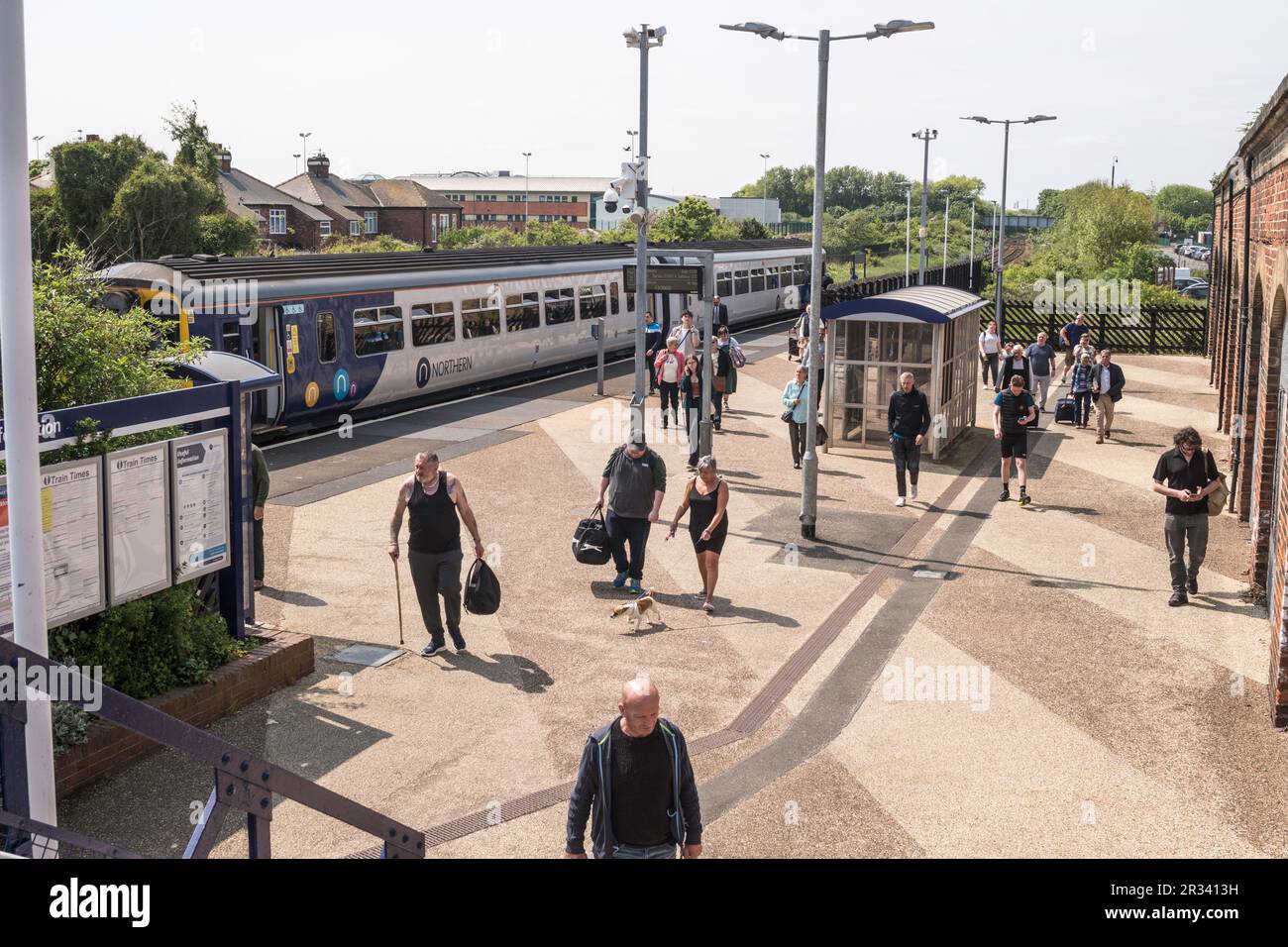 Passagiere, die den Northern Rail-Zug am Hauptbahnhof Redcar, England, Großbritannien, verlassen Stockfoto