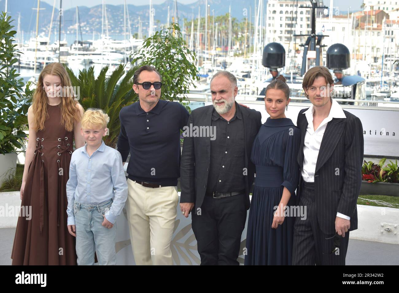 Cannes, Frankreich. 22. Mai 2023. CANNES, FRANKREICH - MAI 22: Sam Riley, Alicia Vikander, Direktor Karim AInouz, Jude Law, Patrick Buckley, Junia Rees nimmt am 22. Mai 2023 im Palais des Festivals in Cannes, Frankreich, an der Fotokonferenz „Firebrand (Le Jeu De La reine)“ Teil, die auf dem 76. Jährlichen Filmfestival in Cannes stattfindet. Kredit: dpa/Alamy Live News Stockfoto