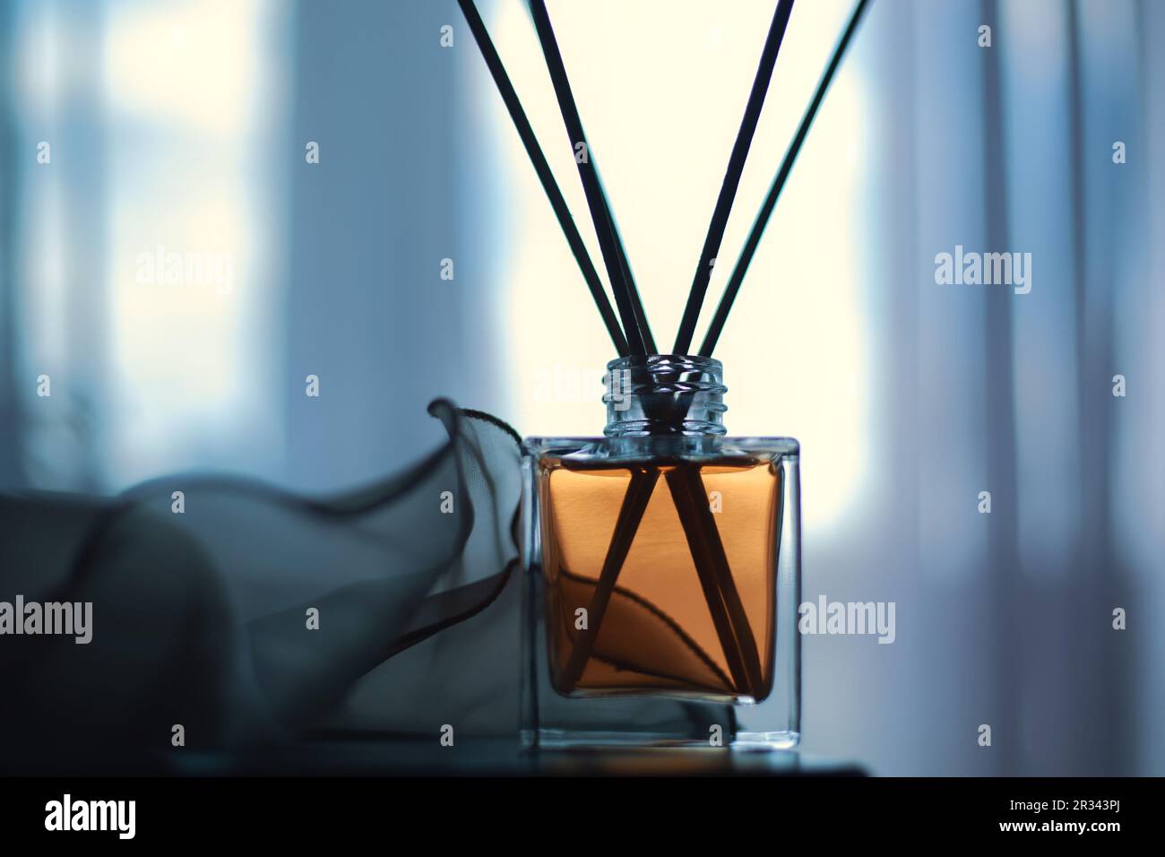 Bambusstäbchen in einer Flasche. Heim-Duft. Stockfoto