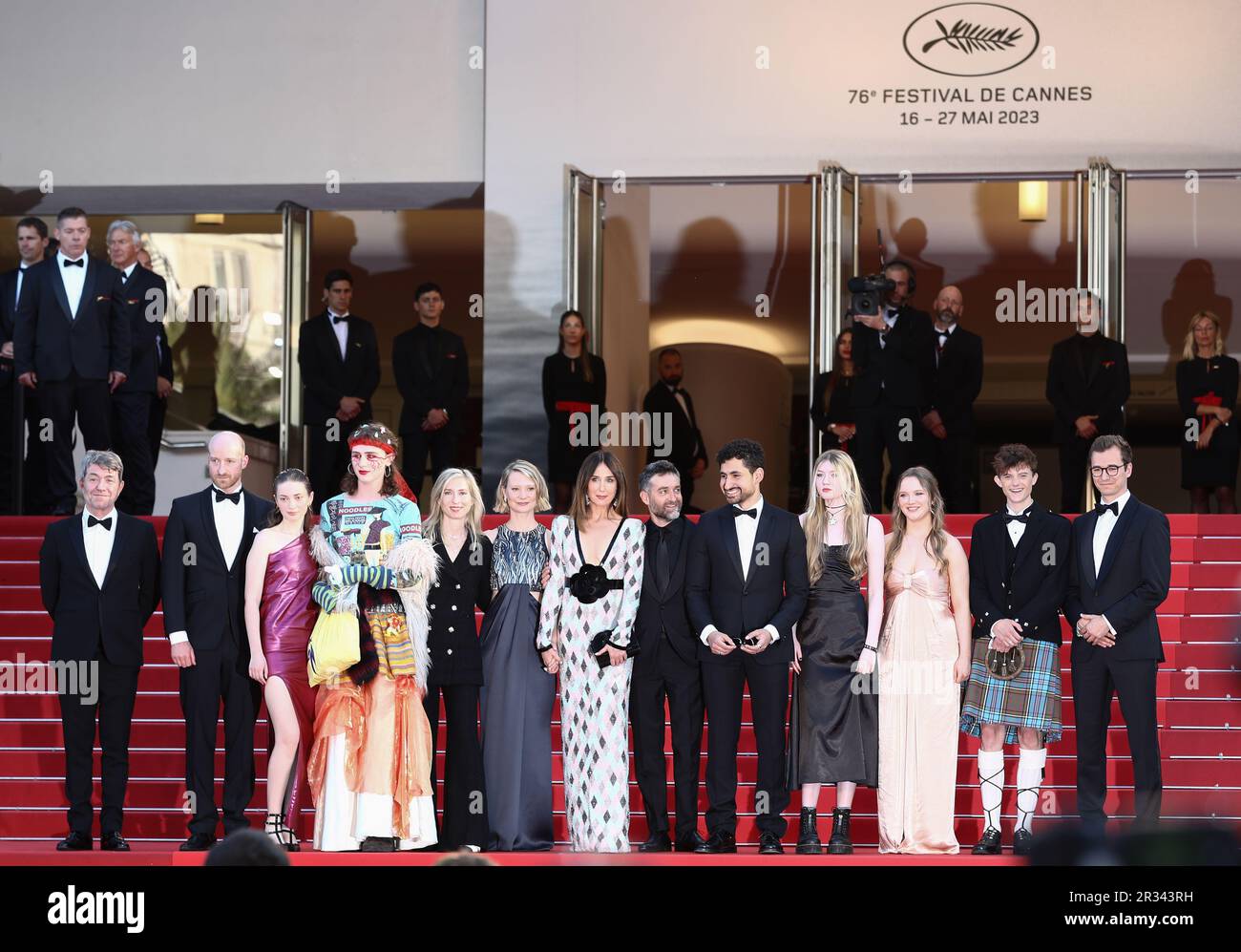 22. Mai 2023, Cannes, Cote d'Azur, Frankreich: Produzent Phillipe Bober, Lukas Turtur, Ksenia Devriendt, Luke Barker, Mia Wasikowska, Mathieu Demy, Elsa Zylberstein, Director Jessica Hausner, Amir El-Masry, Florence Baker, Gwen Currant, Samuel D Anderson, Geraldine Bajard und Produzent Johannes Schubert nehmen am 22. Mai 2023 im Palais des Festivals am 76. Mai an der Vorführung des „Club Zero“ in Cannes, Frankreich (Kreditbild: © Mickael Chavet/ZUMA Press Wire) TEIL. Nicht für den kommerziellen GEBRAUCH! Stockfoto