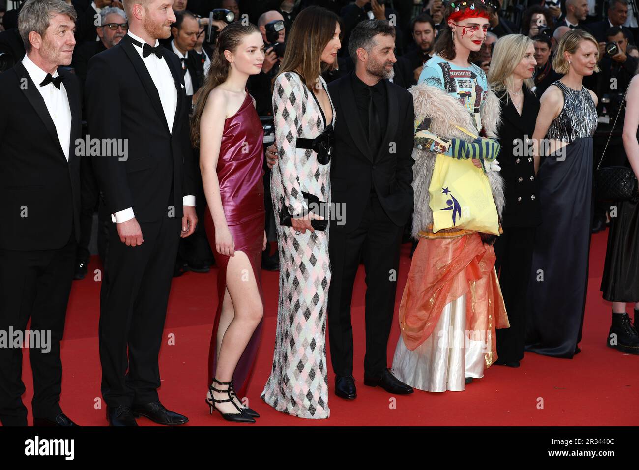 22. Mai 2023, Cannes, Cote d'Azur, Frankreich: Produzent Phillipe Bober, Lukas Turtur, Ksenia Devriendt, Luke Barker, Mia Wasikowska, Mathieu Demy, Elsa Zylberstein, Director Jessica Hausner, Amir El-Masry, Florence Baker, Gwen Currant, Samuel D Anderson, Geraldine Bajard und Produzent Johannes Schubert nehmen am 22. Mai 2023 im Palais des Festivals am 76. Mai an der Vorführung des „Club Zero“ in Cannes, Frankreich (Kreditbild: © Mickael Chavet/ZUMA Press Wire) TEIL. Nicht für den kommerziellen GEBRAUCH! Stockfoto