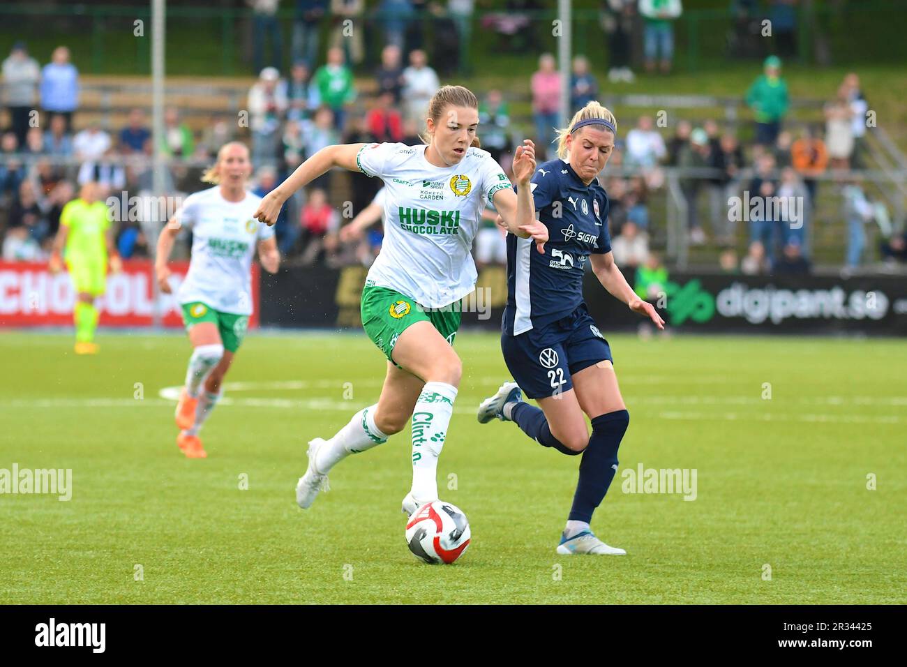 Stockholm, Schweden. 22. Mai 2023. Stockholm, Schweden, Mai 22. 2023: Emma Westin (23 Hammarby) und Olivia Schough (22 FC Rosengard) kämpfen um den Ball während des Spiels in der schwedischen Liga OBOS Damallsvenskan am 22. 2023. Mai zwischen Hammarby IF und FC Rosengard auf der Hammarby IP in Stockholm, Schweden (Peter Sonander/SPP) Guthaben: SPP Sport Press Photo (SPP Sport Presse Foto). Alamy Live News Stockfoto