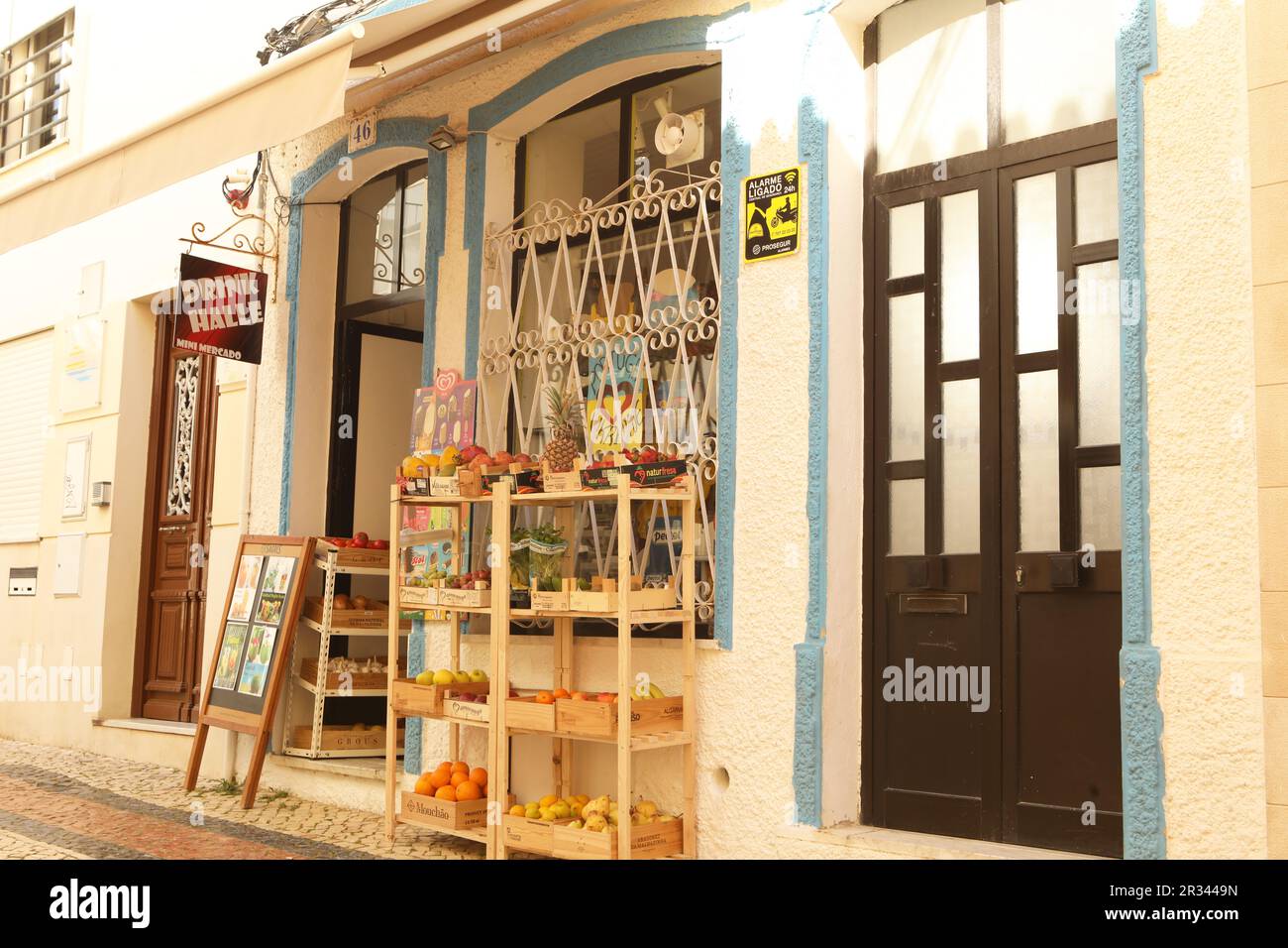 Ein kleines Lebensmittelgeschäft, Altstadt, Lagos, Algarve, Portugal Stockfoto