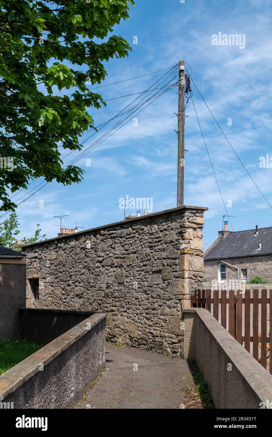 19. Mai 2023 Elgin, Moray, Schottland. Dies ist eine Spur, die zu einem Telefonmast mit zahlreichen Kommunikationsleitungen führt. Stockfoto