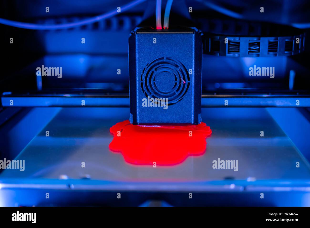 Automatische dreidimensionale 3D Drucker Maschine drucken roten Kunststoff-Modell Stockfoto