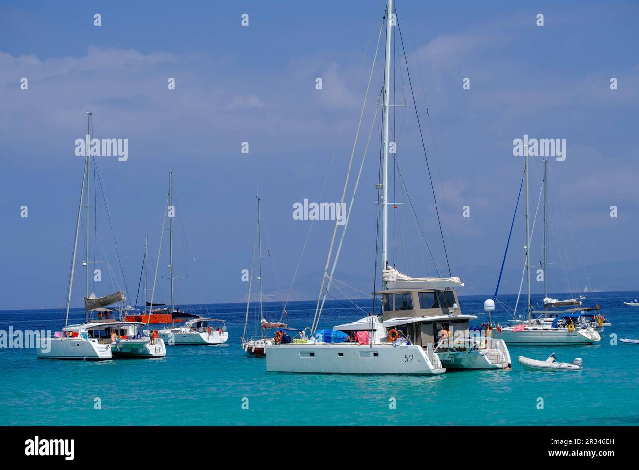 Enbarcaciones fondeadas frente Sa Sequi, Sa Savina, Parque Natural de Ses Salines de Ibiza y Formentera, Formentera, Balearen, Spanien. Stockfoto