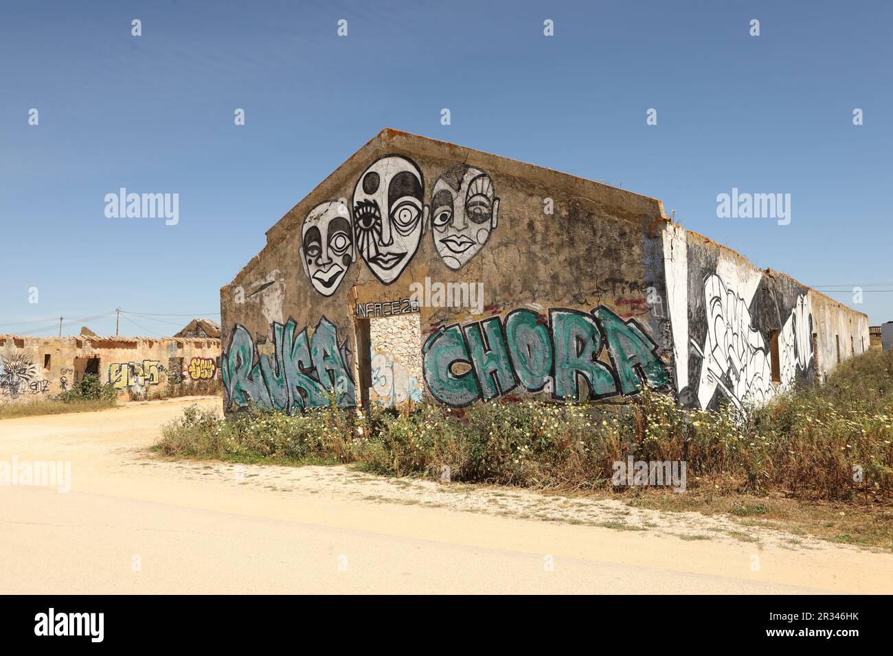 Mit Graffiti bedeckte Gebäude in Ruinen, Lagos, Algarve, Portugal Stockfoto