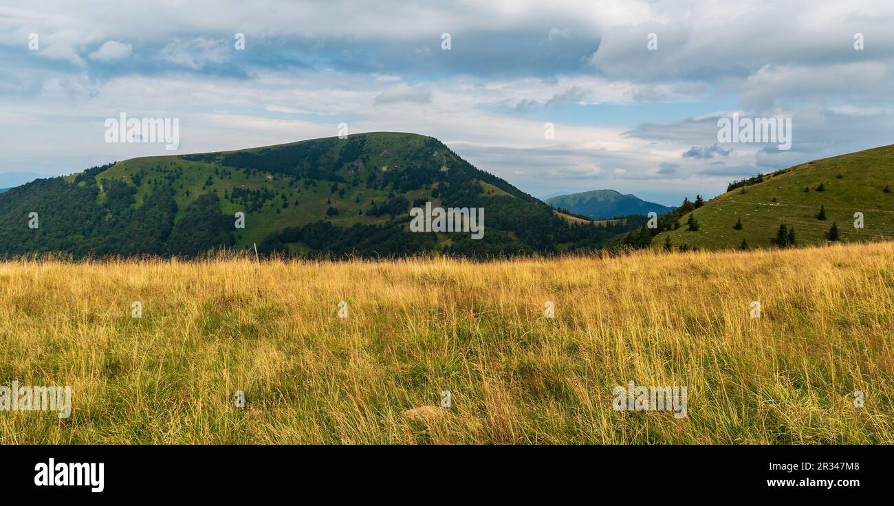 Borisov- und Lysec-Hügel von Chyzky in den Velka Fatra-Bergen in der Slowakei am Spätsommertag Stockfoto