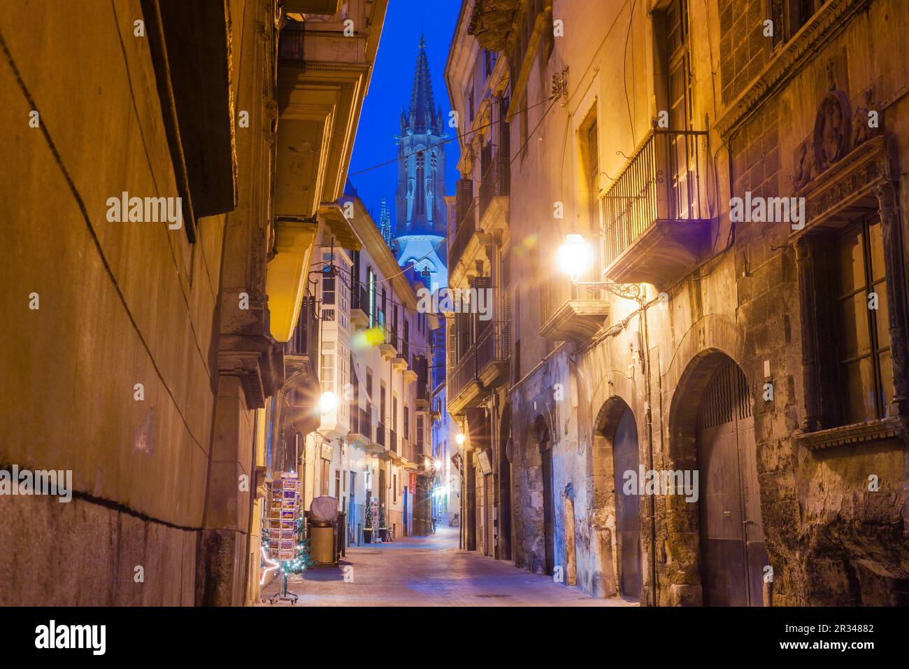 Morey Street und Glockenturm der gotischen Kirche Santa Eulàlia, 14.-19. Jahrhundert, Mallorca, Balearen, Spanien. Stockfoto