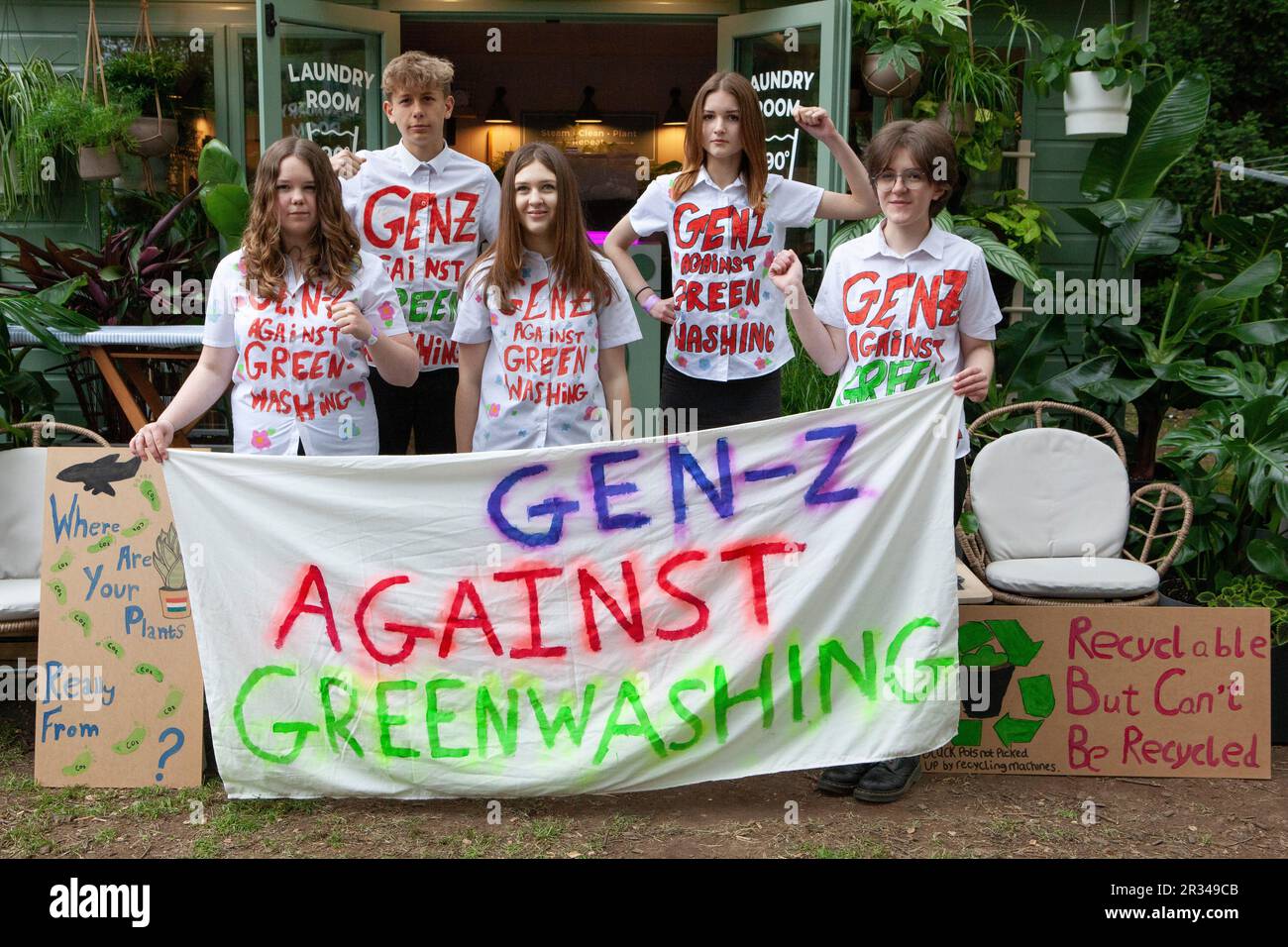 London, Großbritannien. 22. Mai 2023. Bei der Chelsea Flower Show protestiert eine Gruppe von Genera-Z-Schulkindern gegen Greenwashing. Kredit: Anna Watson/Alamy Live News Stockfoto