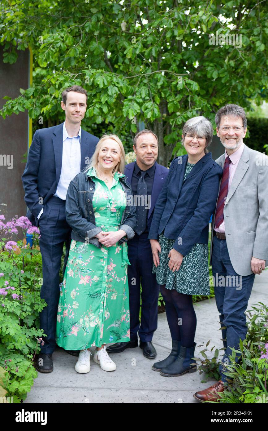 London, Großbritannien. 22. Mai 2023. Schauspieler Stephen Graham OBE bei der Chelsea Flower Show, wo er Charlie Hawkes, den Designer des National Brain Appeal Garten „Rare Space“, und Helena Clarke traf, die an einer jungen Demenz leidet. Kredit: Anna Watson/Alamy Live News Stockfoto
