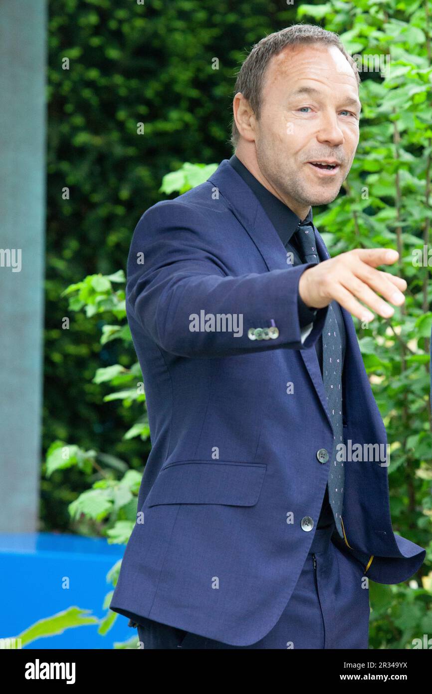 London, Großbritannien. 22. Mai 2023. Schauspieler Stephen Graham OBE bei der Chelsea Flower Show, wo er Charlie Hawkes, den Designer des National Brain Appeal Garten „Rare Space“, und Helena Clarke traf, die an einer jungen Demenz leidet. Kredit: Anna Watson/Alamy Live News Stockfoto