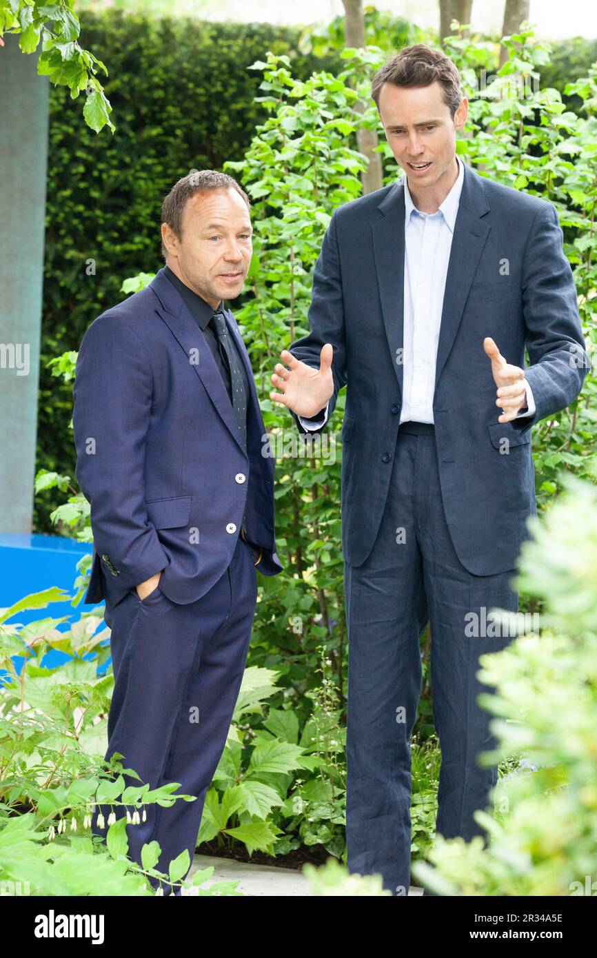 London, Großbritannien. 22. Mai 2023. Schauspieler Stephen Graham OBE bei der Chelsea Flower Show, wo er Charlie Hawkes, den Designer des National Brain Appeal Garten „Rare Space“, und Helena Clarke traf, die an einer jungen Demenz leidet. Kredit: Anna Watson/Alamy Live News Stockfoto