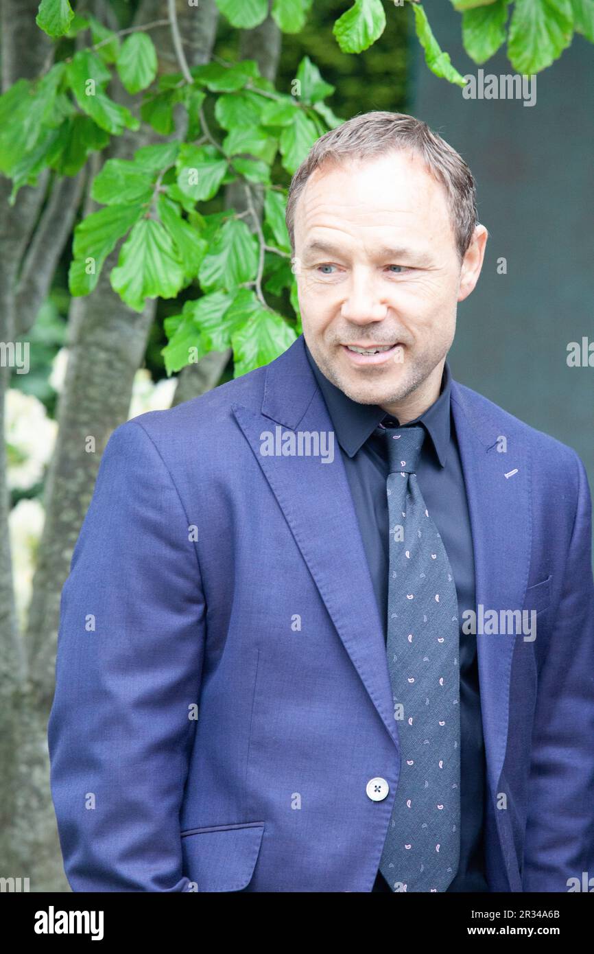 London, Großbritannien. 22. Mai 2023. Schauspieler Stephen Graham OBE bei der Chelsea Flower Show, wo er Charlie Hawkes, den Designer des National Brain Appeal Garten „Rare Space“, und Helena Clarke traf, die an einer jungen Demenz leidet. Kredit: Anna Watson/Alamy Live News Stockfoto
