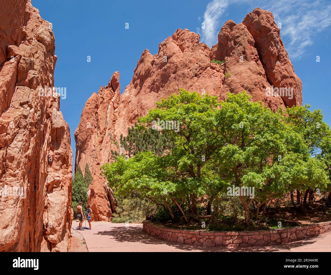 Ein Lehrer bereitet einen Schüler auf eine Kletterstunde im Garden of the Gods, Colorado Springs, Colorado, vor Stockfoto