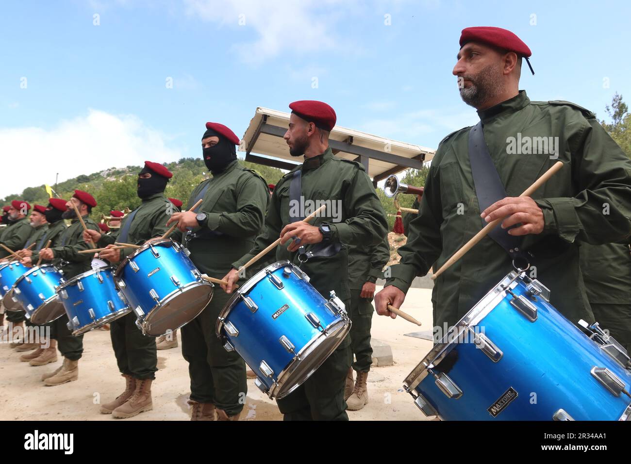 Die Hisbollah veranstaltet am 21 2023. Mai militärische Übungen in Aramta, Südlibanon. Anlässlich des Jahrestages des israelischen Rückzugs aus dem Südlibanon am 25 2000. Mai wurde die internationale Presse eingeladen, an Simulationen von Angriffen auf israelische Außenposten teilzunehmen. Es wurden Drohnenoffensive, Paraden von Kämpfern und gepanzerten Fahrzeugen, Raketen, Mörserwaffen und Flugabwehrwaffen ausgestellt. Am Ende der Show warnte der Leiter des Hisbollah-Exekutivrates Sayyed Hashem Safieddine Israel vor den Folgen jedes "aggressiven Handelns" gegen den Libanon. (Foto: Elisa Gestri/SIPA USA) Stockfoto