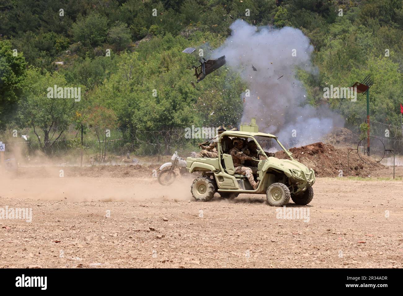 Die Hisbollah veranstaltet am 21 2023. Mai militärische Übungen in Aramta, Südlibanon. Anlässlich des Jahrestages des israelischen Rückzugs aus dem Südlibanon am 25 2000. Mai wurde die internationale Presse eingeladen, an Simulationen von Angriffen auf israelische Außenposten teilzunehmen. Es wurden Drohnenoffensive, Paraden von Kämpfern und gepanzerten Fahrzeugen, Raketen, Mörserwaffen und Flugabwehrwaffen ausgestellt. Am Ende der Show warnte der Leiter des Hisbollah-Exekutivrates Sayyed Hashem Safieddine Israel vor den Folgen jedes "aggressiven Handelns" gegen den Libanon. (Foto: Elisa Gestri/SIPA USA) Stockfoto
