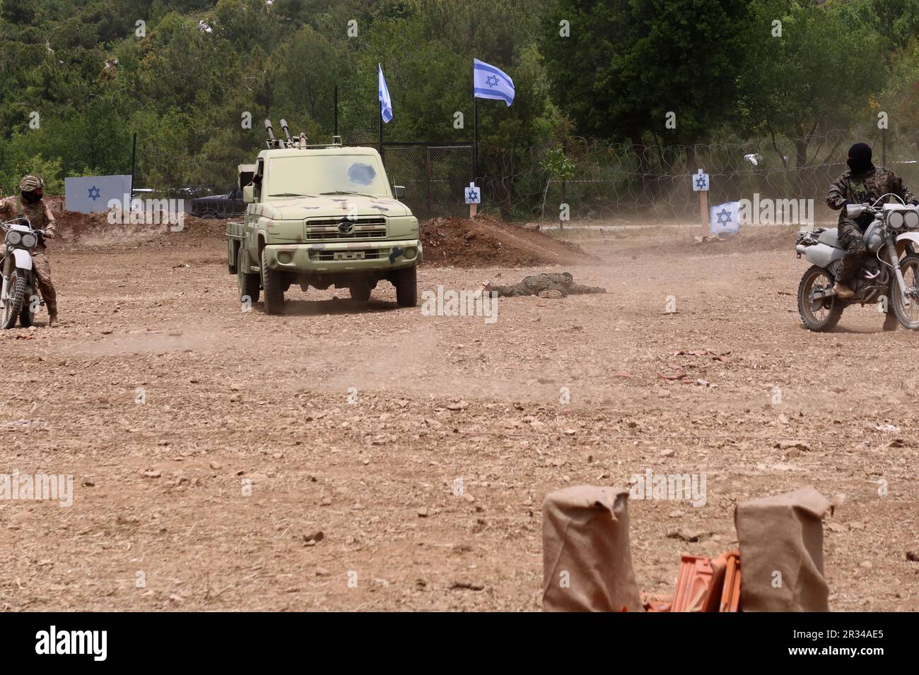 Die Hisbollah veranstaltet am 21 2023. Mai militärische Übungen in Aramta, Südlibanon. Anlässlich des Jahrestages des israelischen Rückzugs aus dem Südlibanon am 25 2000. Mai wurde die internationale Presse eingeladen, an Simulationen von Angriffen auf israelische Außenposten teilzunehmen. Es wurden Drohnenoffensive, Paraden von Kämpfern und gepanzerten Fahrzeugen, Raketen, Mörserwaffen und Flugabwehrwaffen ausgestellt. Am Ende der Show warnte der Leiter des Hisbollah-Exekutivrates Sayyed Hashem Safieddine Israel vor den Folgen jedes "aggressiven Handelns" gegen den Libanon. (Foto: Elisa Gestri/SIPA USA) Stockfoto