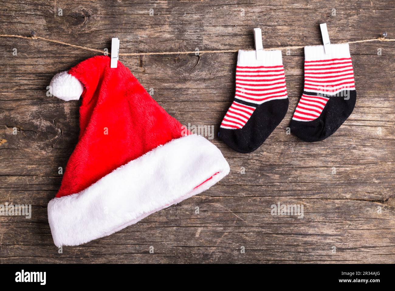 Weihnachtsmütze auf Seil Stockfoto