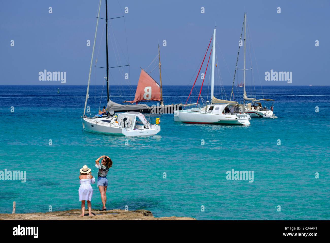 Enbarcaciones fondeadas frente Sa Sequi, Sa Savina, Parque Natural de Ses Salines de Ibiza y Formentera, Formentera, Balearen, Spanien. Stockfoto