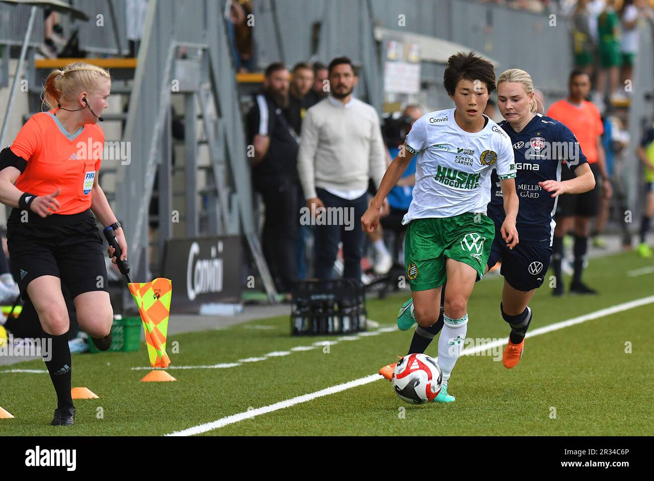 Stockholm, Schweden. 22. Mai 2023. Stockholm, Schweden, Mai 22. 2023: Maika Hamano (14 Hammarby) und Emma Jansson (11 FC Rosengard) im Spiel der schwedischen Liga OBOS Damallsvenskan am 22. 2023. Mai zwischen Hammarby IF und FC Rosengard auf der Hammarby IP in Stockholm, Schweden (Peter Sonander/SPP). Alamy Live News Stockfoto