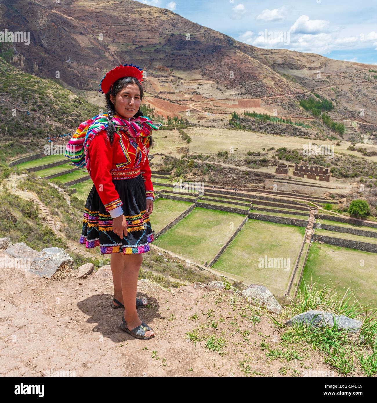Eine einheimische Frau in peruanischer quechua in traditioneller Kleidung und Tipon inca-LandwirtschaftsTerrassen, Cusco, Peru. Stockfoto