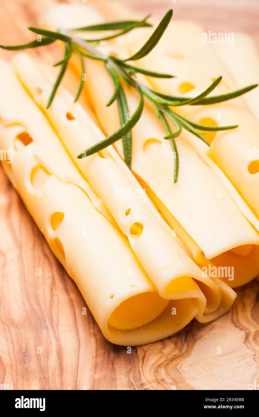 Provolone-Dolce-Käsescheiben auf einem Holzbrett Stockfoto