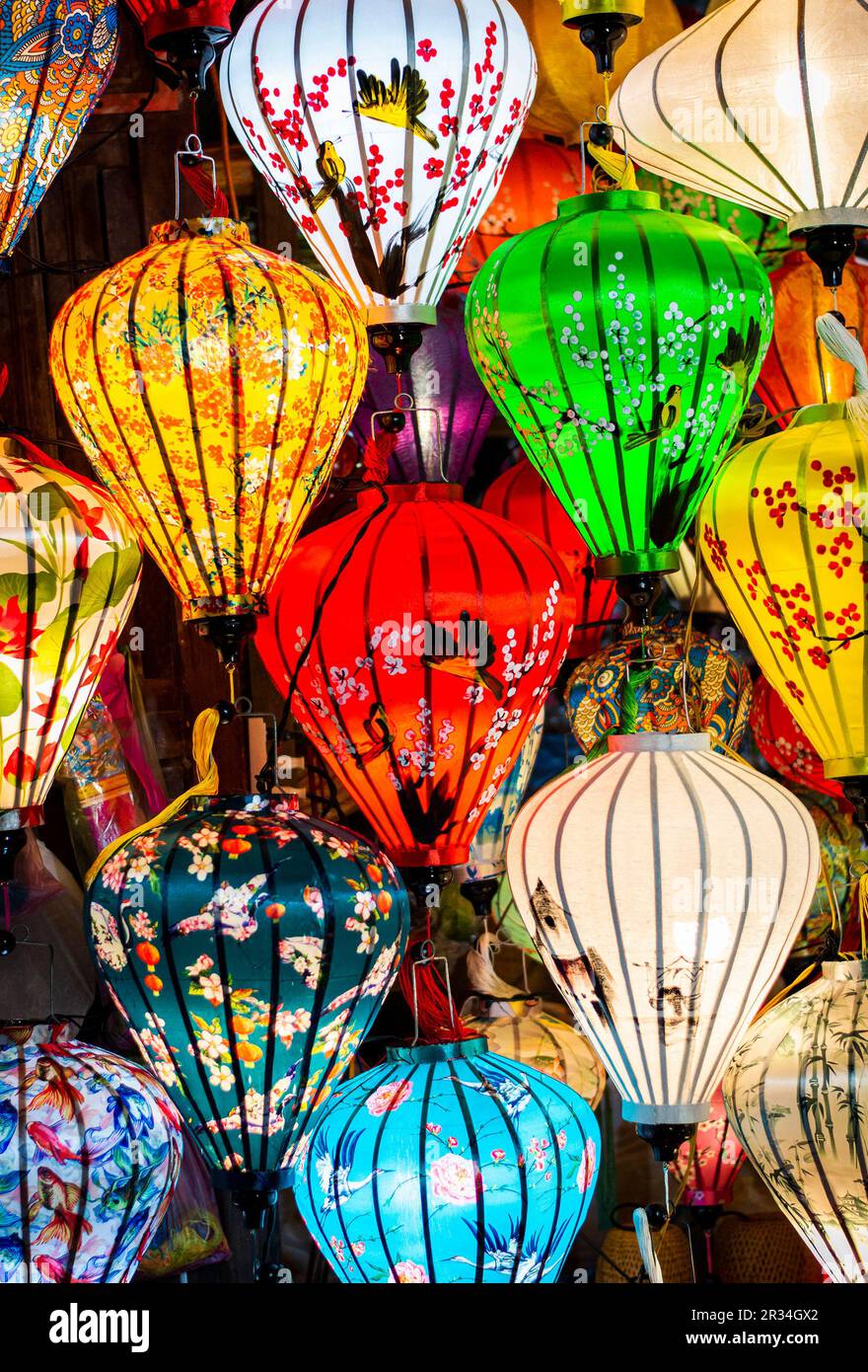 Farbenfrohe Laternen hängen in Vietnam Hoi, einem Laternen-Laden in der Altstadt Stockfoto