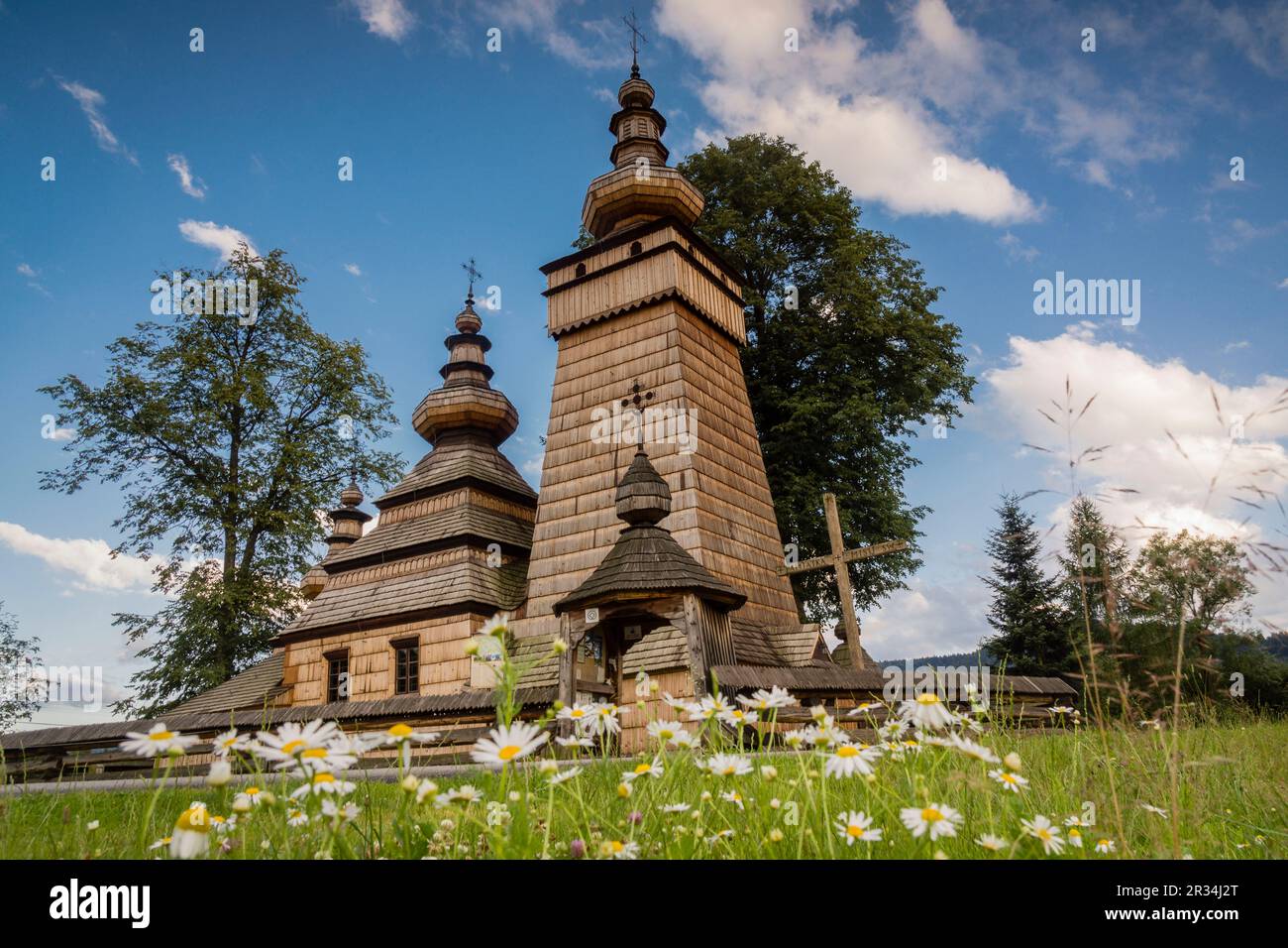 iglesia ortodoxa de Santa Paraskewa, Kwiaton. Siglo XVII Patrimonio de la humanidadconstruida integramente con madera, , voivodato de la Pequeña Polonia, Cárpatos, Polonia, europa. Stockfoto