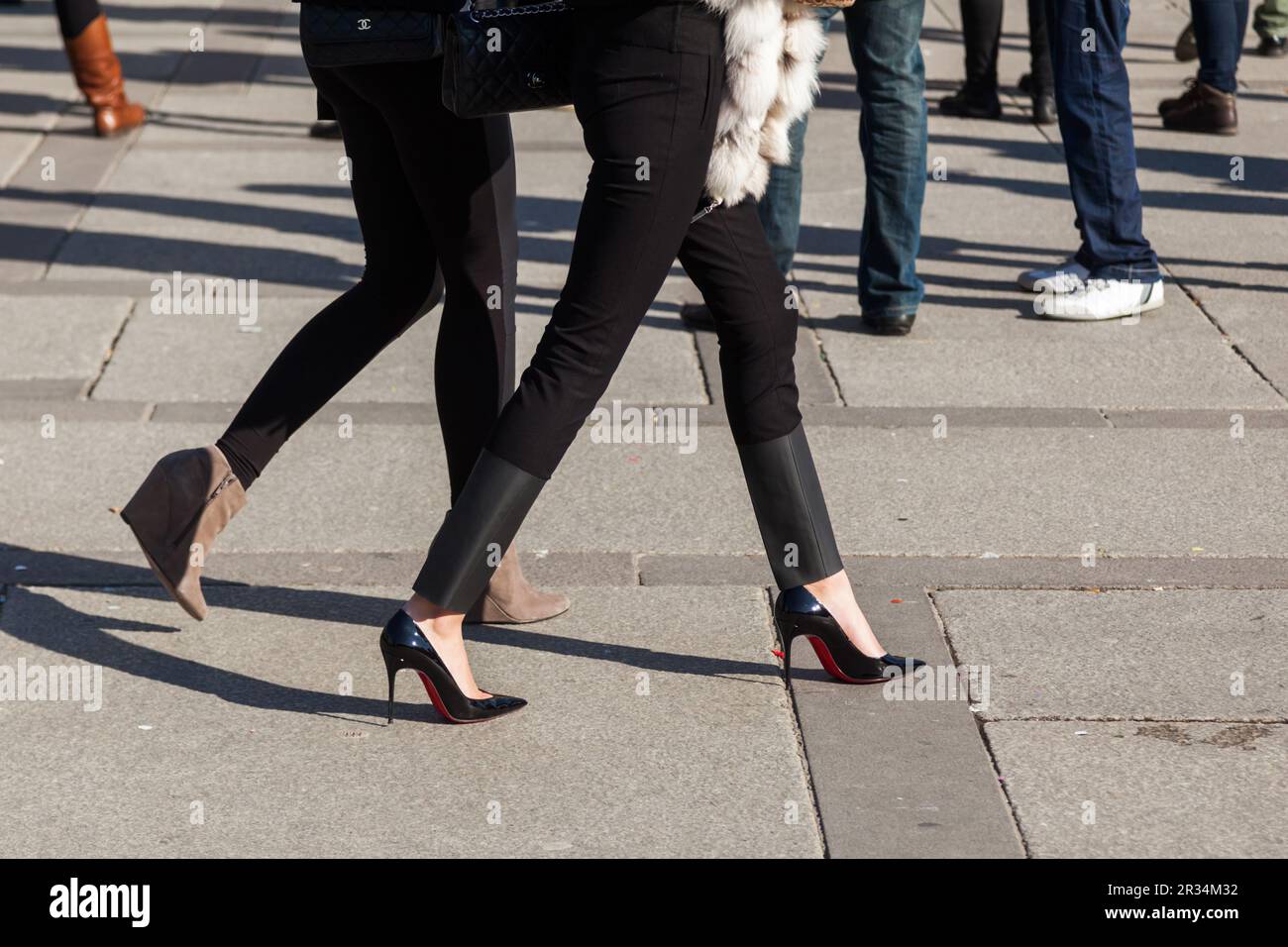 Beine von modisch gekleideten Frauen in der Stadt Stockfoto