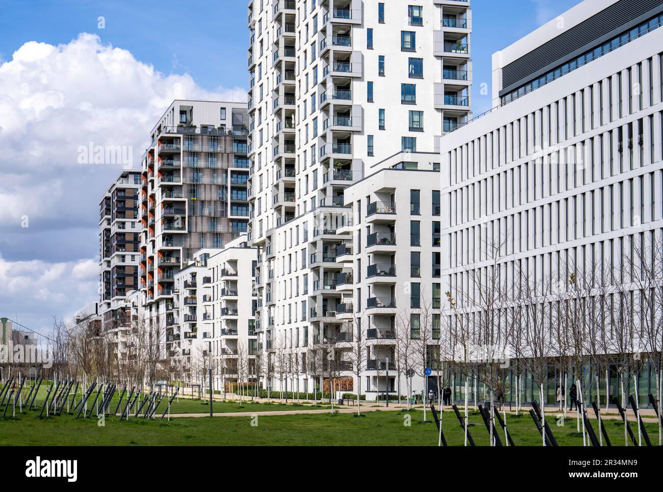 Modernes Wohnviertel entlang der Toulouser Allee, Hochhäuser mit Wohnungen und Büros, auf ehemaligen Bahnhöfen, Güterbahnhof und Industriegebiet Stockfoto